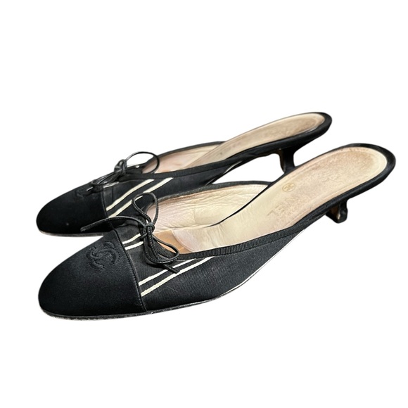 Vintage CHANEL Satin Cap Toe Mule Kitten Heels 39.5 CC Bow AUTHENTIC - Picture 2 of 13